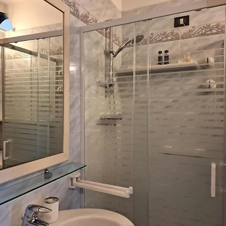 Cozy With Parking & Wi -fi *