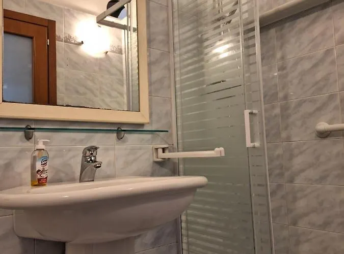 Cozy With Parking & Wi -fi *