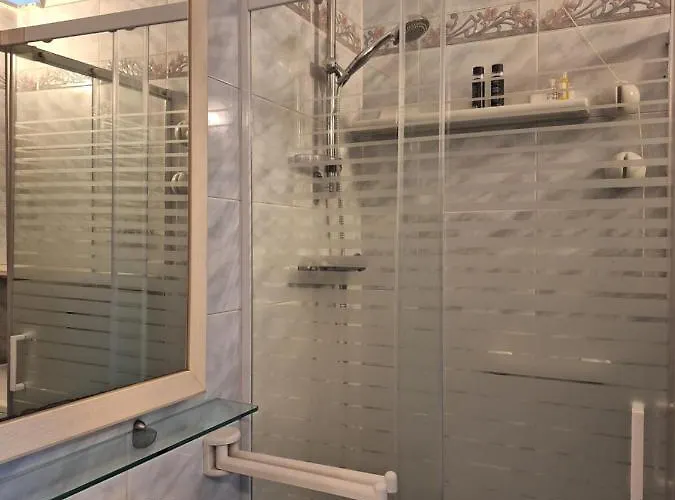 Cozy With Parking & Wi -fi *